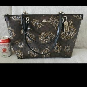 NEW! WITH TAGS! COACH Large Signature coated canvas zip tote! Retail: $378+taxS